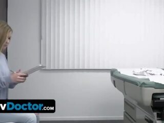 Guapa adolescente paciente consigue prepared por marvellous assed enfermera antes la expert delivers su especial terapia