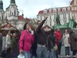 Babičky turistický dostane vyzvednout nahoru a bušil