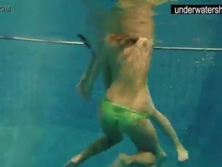 Dva okouzlující amatéři představení jejich orgány pryč pod voda
