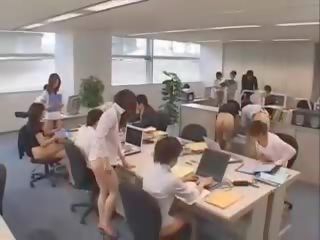 Krásne ázijské skupina na sekretárky nahý