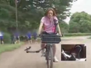 Japonesa miúda masturbava enquanto a montar um specially modified sexo filme vídeo bike!