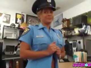 Gadis polis try kepada pawn beliau senapang