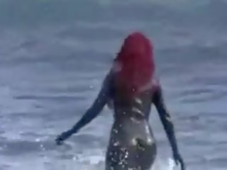 Bianca beauchamp en un negra látex traje en la playa